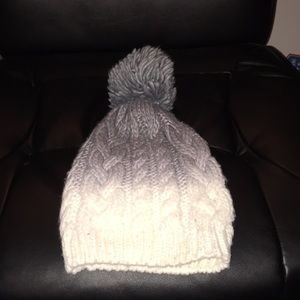 🔥Sale🔥 $6…Gray and white hat with Pom Pom..EUC..like new..